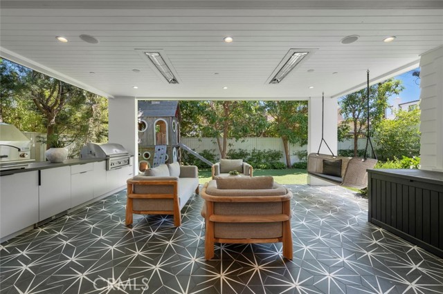 Detail Gallery Image 6 of 75 For 676 18th St, Manhattan Beach,  CA 90266 - 6 Beds | 6/2 Baths
