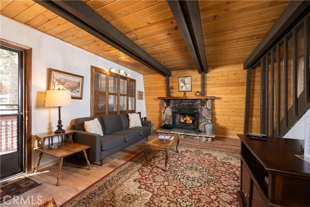 Detail Gallery Image 4 of 20 For 42554 Cedar Ave, Big Bear Lake,  CA 92315 - 2 Beds | 1 Baths
