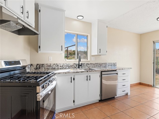 Detail Gallery Image 10 of 35 For 16615 Batson Pl, Victorville,  CA 92395 - 4 Beds | 2 Baths