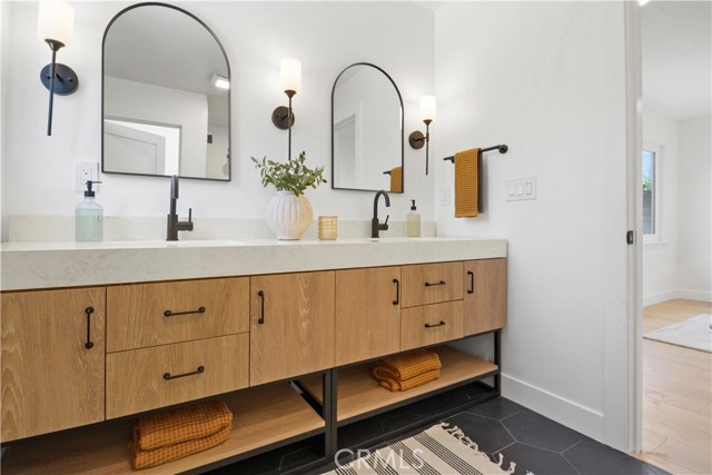 270 Fairfax Avenue, Ventura CA: https://media.crmls.org/medias/da4ee2ba-d840-4fe0-bf27-56a20e64c202.jpg