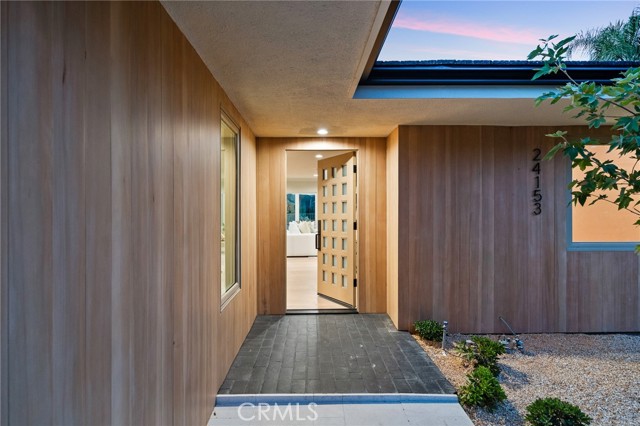 Detail Gallery Image 2 of 25 For 24153 Califa St, Woodland Hills,  CA 91367 - 4 Beds | 3 Baths