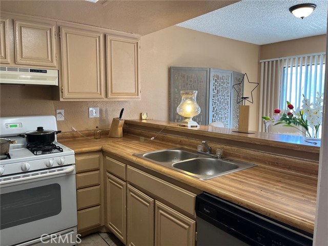 Detail Gallery Image 3 of 26 For 9250 Citrus Ave. #E,  Fontana,  CA 92335 - 2 Beds | 2 Baths