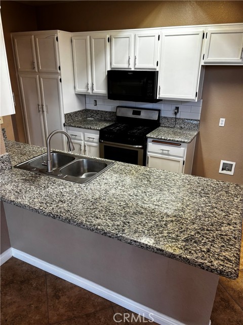 Detail Gallery Image 4 of 14 For 12533 Loma Verde, Victorville,  CA 92392 - 3 Beds | 2/1 Baths