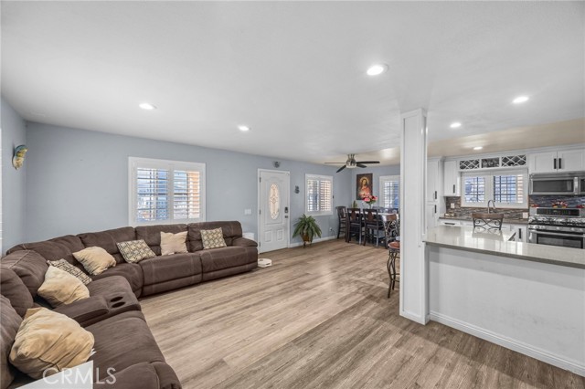 Detail Gallery Image 9 of 39 For 1709 S Townsend St, Santa Ana,  CA 92704 - 4 Beds | 2/1 Baths
