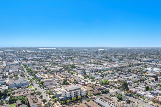 239 W Hillcrest Boulevard, Inglewood CA: https://media.crmls.org/medias/da541f44-f7a8-42c9-bd61-8932ae92146b.jpg