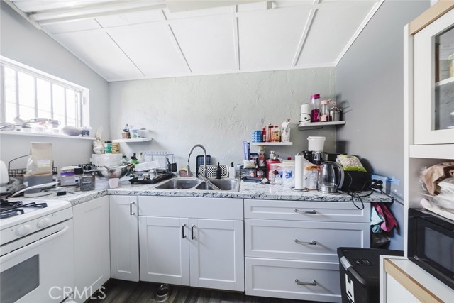 2006 E Foothill Boulevard, Pasadena CA: https://media.crmls.org/medias/da54447e-50c6-43e7-9566-092180cdd5b5.jpg