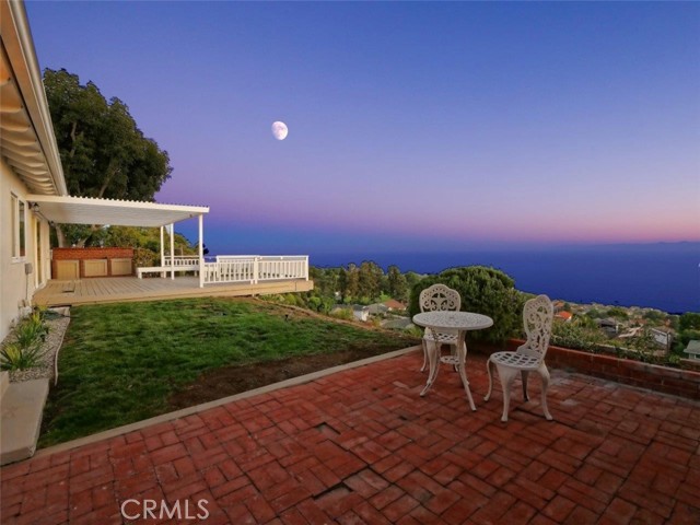 Even has beautiful views of the Moon!!