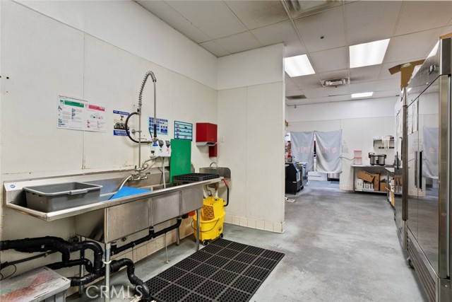 39438 Trade Center Drive, Palmdale CA: https://media.crmls.org/medias/da557747-39b2-4bf2-9575-d94beff3f223.jpg