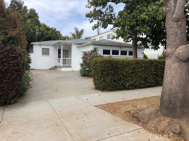 1034 Euclid Street Santa Monica, California TRIPLEX IN HEART OF SANTA MONICA. OWNER'S FRONT HOUSE WITH 2BR.+2 BATH. REAR UNITS ARE TWO STORY 2 BED + 1-BATH EACH. GREAT UNITS WITH FIREPLACE. POSSIBLY GREAT FOR DEVELOPMENT AS WELL! EACH UNIT HAS 1 CAR GARAGE. LARGE LOT 7,509 SF. TOTAL PROPERTY SQUARE FOOTAGE IS 3,245. MAY BE POSSIBLE TO BUILD 3 CONDOS BUT CHECK WITH CITY OF SANTA MONICA. SUBJECT PROPERTY LOCATED NORTH OF WILSHIRE AND THE 10 FREEWAY. EXCELLENT LOCATION! REAR UNITS RENTED & FRONT UNIT VACANT! SUBJECT TO SANTA MONICA SOFT RETRO AND RENT CONTROL.