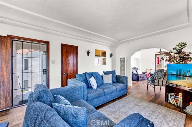 2184 Cedar Avenue, Long Beach CA: https://media.crmls.org/medias/da578065-748b-4c4f-8b10-fa9b354ae73b.jpg