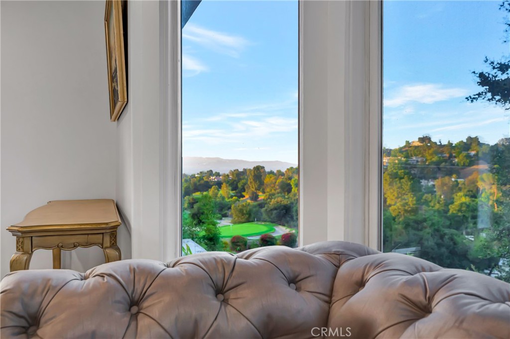 https://media.crmls.org/medias/da58f839-8bfe-4ad4-84dd-21aba9930820.jpg?preset=X-Large