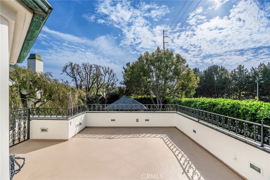 https://media.crmls.org/medias/da59022e-8463-493b-a256-0bb98cce0346.jpg?preset=X-Large