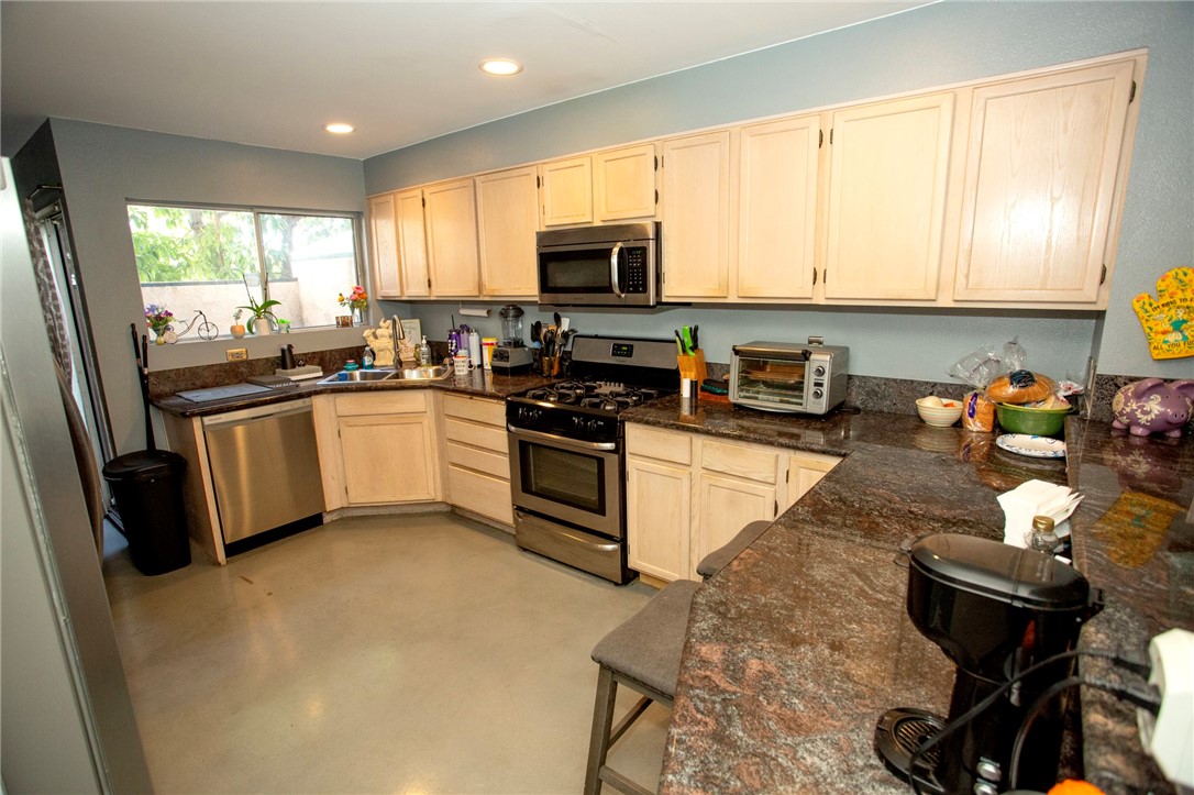 Detail Gallery Image 8 of 20 For 1235 E Carson St #2,  Carson,  CA 90745 - 2 Beds | 2/1 Baths