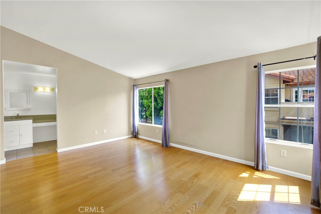 https://media.crmls.org/medias/da59395e-da3d-42d0-ae30-431a7873ef9f.jpg?preset=X-Large