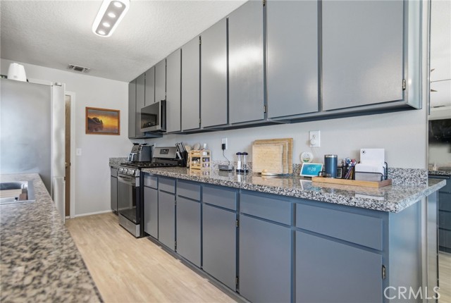 Detail Gallery Image 8 of 36 For 27535 Lakeview, Helendale,  CA 92342 - 2 Beds | 2 Baths