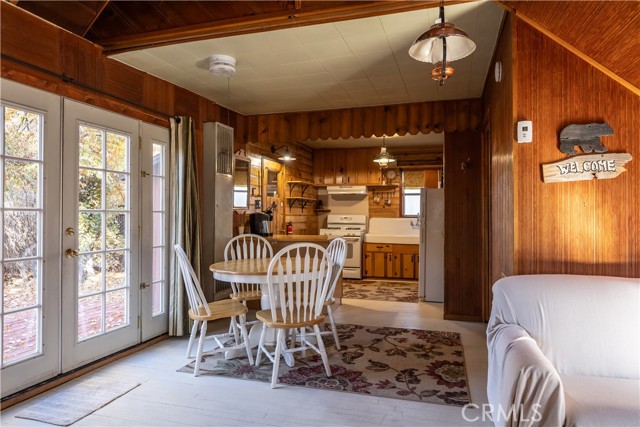 Detail Gallery Image 8 of 31 For 211 E Mountain View Bld, Big Bear City,  CA 92314 - 2 Beds | 1 Baths