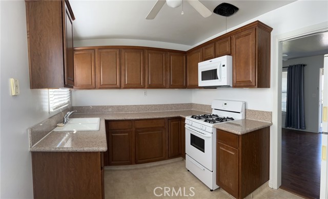 690 E Cypress E, Redlands CA: https://media.crmls.org/medias/da5cbeac-2258-4ee5-bda2-66d198e1ec55.jpg