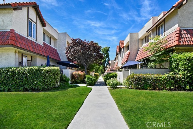 Detail Gallery Image 1 of 38 For 17908 River Cir #1,  Canyon Country,  CA 91387 - 3 Beds | 2 Baths