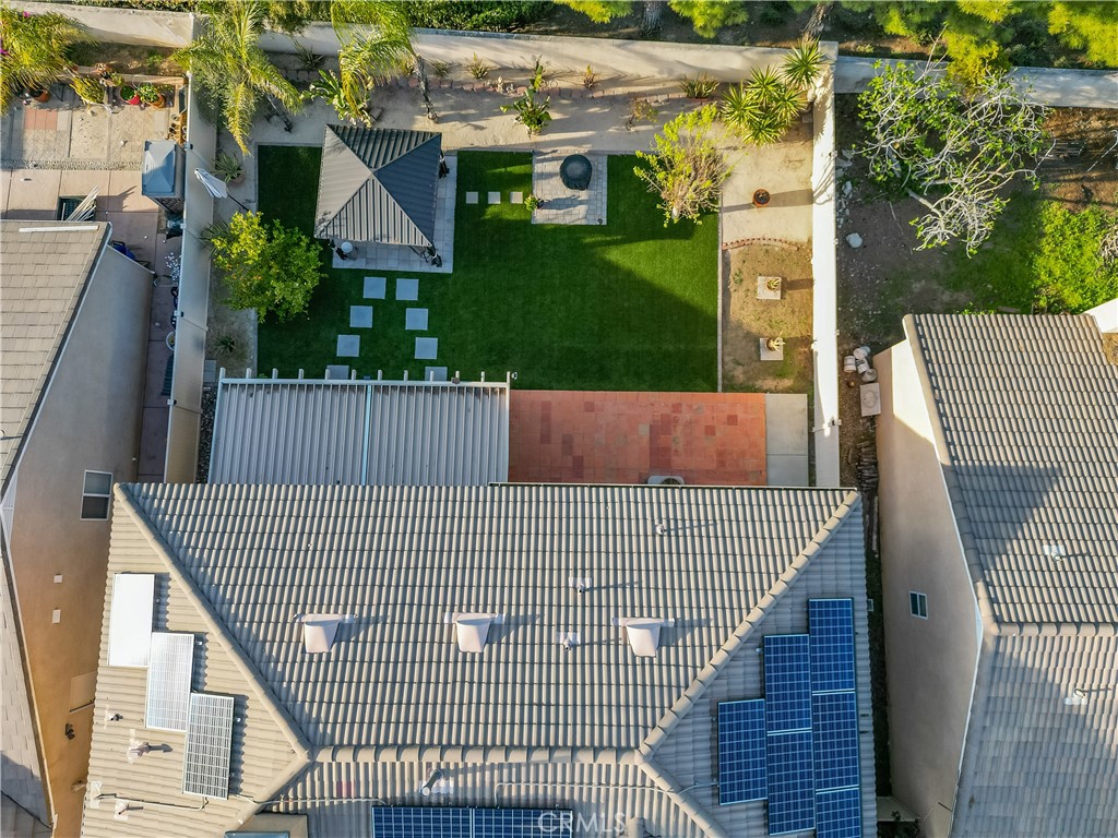 https://media.crmls.org/medias/da633054-5835-4b52-81bf-b73f75927cf6.jpg?preset=X-Large