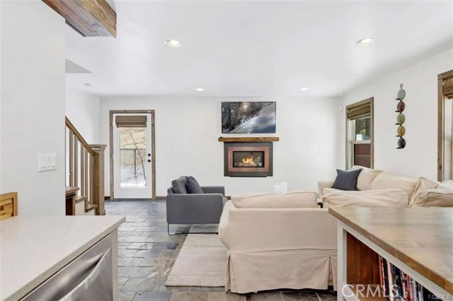40221 Esterly Lane, Big Bear Lake CA: https://media.crmls.org/medias/da6a9f8a-251e-4e00-a68f-882628f6617c.jpg