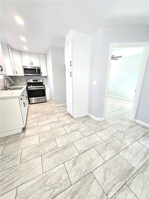 Detail Gallery Image 3 of 7 For 7104 Beckford, Reseda,  CA 91335 - 1 Beds | 1 Baths