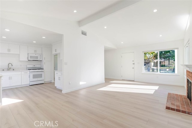 Detail Gallery Image 5 of 30 For 9551 Gierson Ave, Chatsworth,  CA 91311 - 3 Beds | 2 Baths