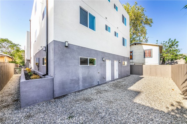 Detail Gallery Image 4 of 18 For 11308 Miranda St, North Hollywood,  CA 91601 - 4 Beds | 4 Baths