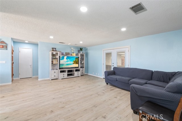 17733 Fresno Street, Hesperia CA: https://media.crmls.org/medias/da72a0bd-14c0-4e25-b125-3e15bab3f032.jpg