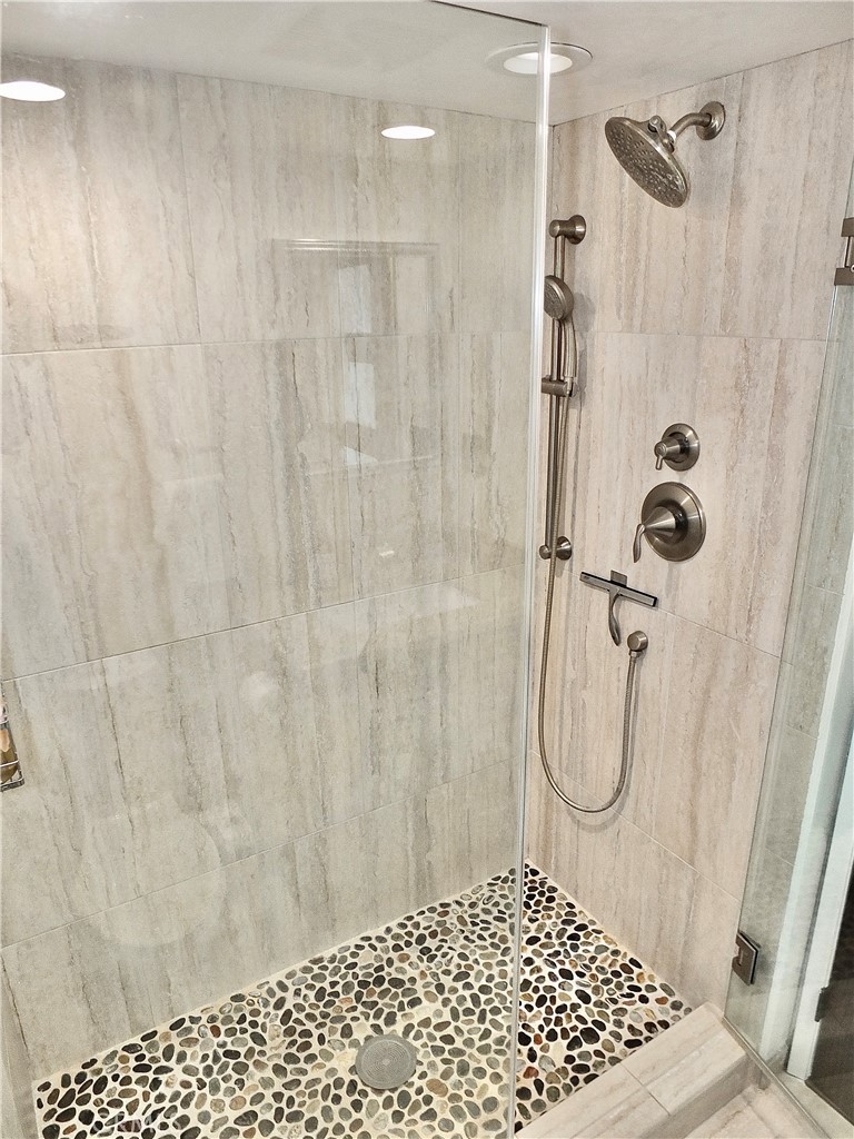 https://media.crmls.org/medias/da72e640-3c2a-424c-8df5-a130a8e4cd67.jpg?preset=X-Large