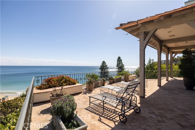 Detail Gallery Image 2 of 39 For 154 Emerald, Laguna Beach,  CA 92651 - 6 Beds | 7/2 Baths