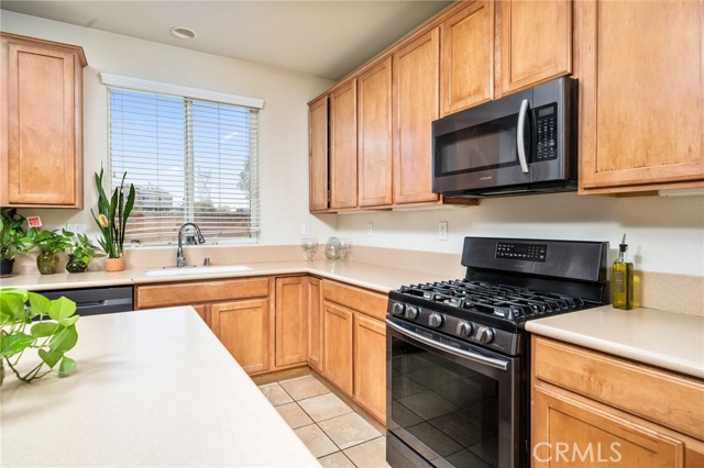 Detail Gallery Image 12 of 49 For 16620 Desert Lily St, Victorville,  CA 92394 - 4 Beds | 2/1 Baths