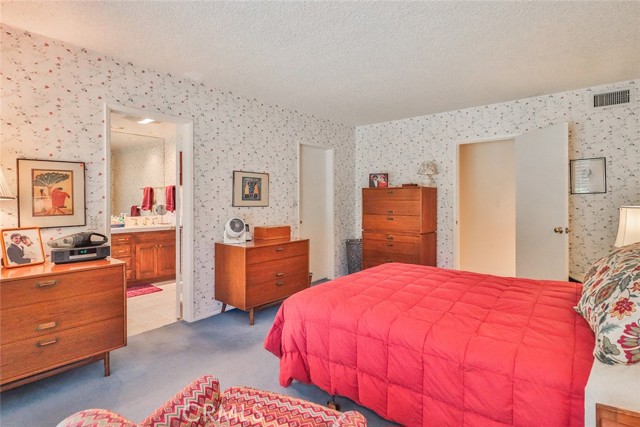 9845 Encino Avenue, Northridge CA: https://media.crmls.org/medias/da7934bd-5226-4c0b-a753-44166d82c827.jpg