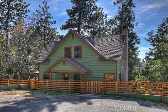 Detail Gallery Image 4 of 47 For 617 Acacia, Crestline,  CA 92325 - 5 Beds | 3 Baths