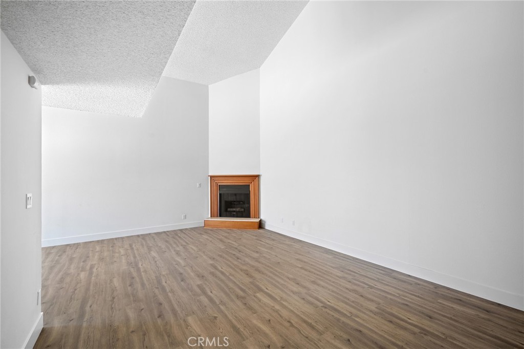 https://media.crmls.org/medias/da7f9d05-d4e1-4d61-b0e0-e290c0f7dfd3.jpg?preset=X-Large