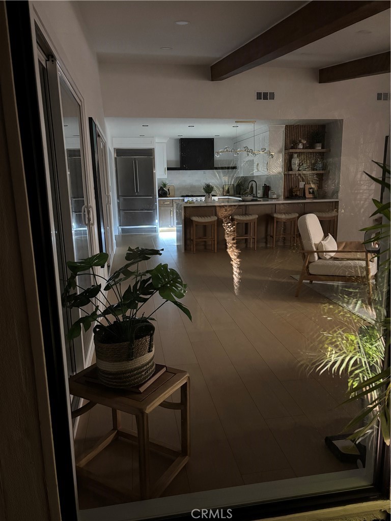 https://media.crmls.org/medias/da80561f-4c5d-4190-88c8-f98e2eabaf32.jpg?preset=X-Large