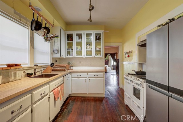 571 W 17th Street, San Pedro CA: https://media.crmls.org/medias/da80d4da-e1eb-40bb-a484-0390a34b0549.jpg