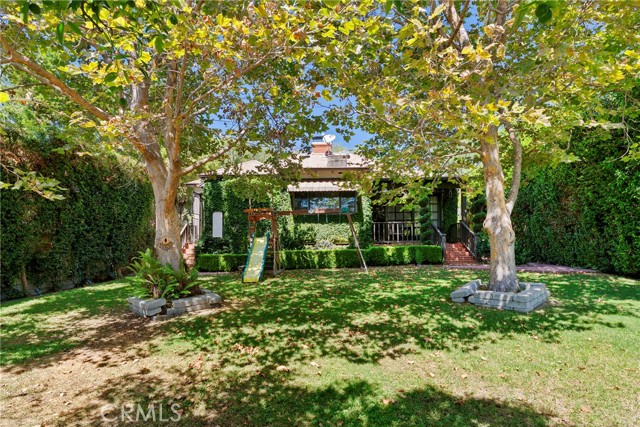 1046 E Grinnell Drive, Burbank CA: https://media.crmls.org/medias/da80d5f5-f198-4bf3-9d21-de1b55f771f9.jpg