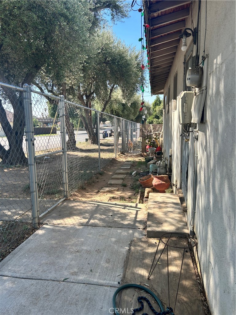 https://media.crmls.org/medias/da828a61-f38a-4292-b09b-c96ff5062a0e.jpg?preset=X-Large