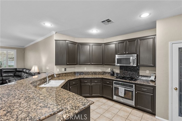 Detail Gallery Image 14 of 59 For 39926 Meadowcrest Way, Palmdale,  CA 93551 - 5 Beds | 3 Baths