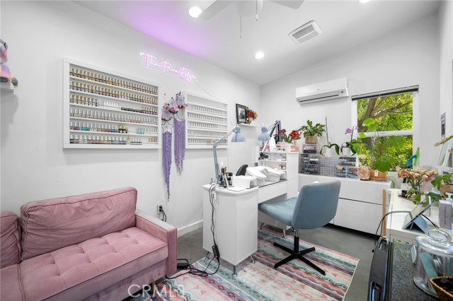 2305 Henrietta Avenue, La Crescenta CA: https://media.crmls.org/medias/da856f22-082b-4cdf-83bb-e3924336f8f8.jpg