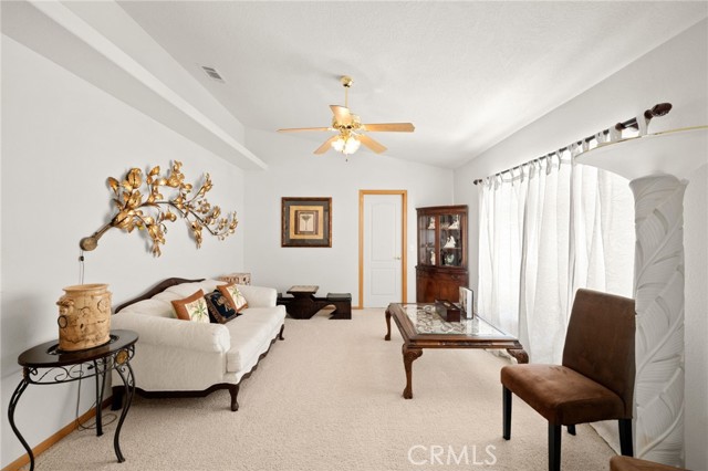 12710 Yorkshire Drive, Apple Valley CA: https://media.crmls.org/medias/da8579e5-4783-4427-b6f8-98bc3529aedc.jpg