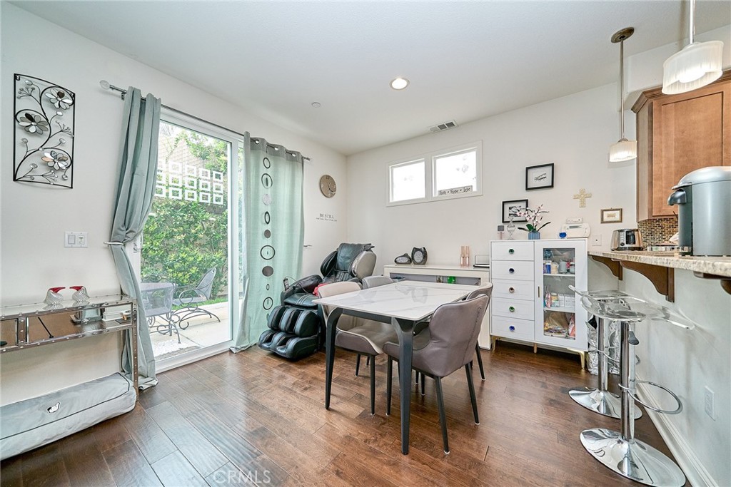 https://media.crmls.org/medias/da86e44f-bea5-4cd9-96f6-c635c536f229.jpg?preset=X-Large