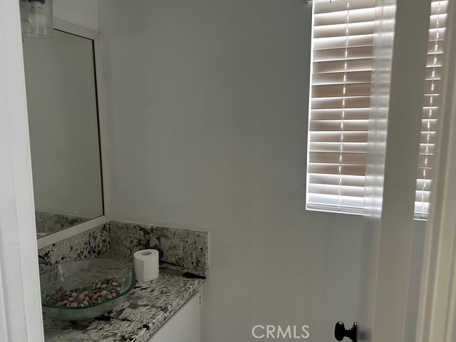 https://media.crmls.org/medias/da89c240-58db-4dfb-ad62-90aaaff746e0.jpg?preset=X-Large