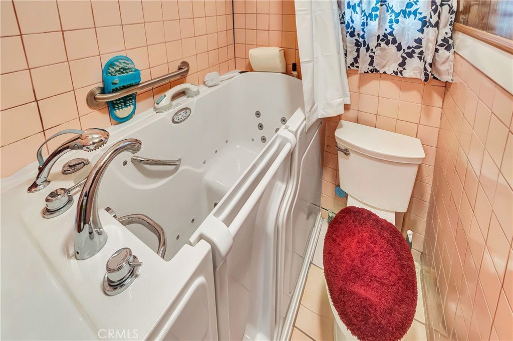 https://media.crmls.org/medias/da8de879-77ec-4ee2-89e8-73b35351d361.jpg?preset=X-Large