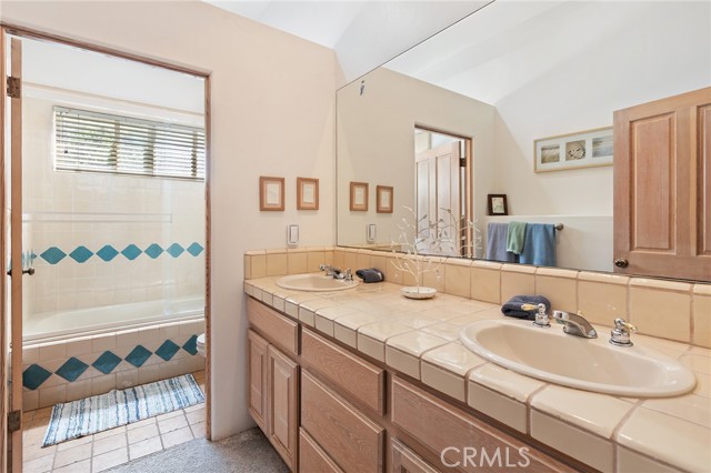 1733 Arteique Rd, Topanga CA: https://media.crmls.org/medias/da8f550a-ee6c-49fe-a2b6-94f01f41cfb3.jpg