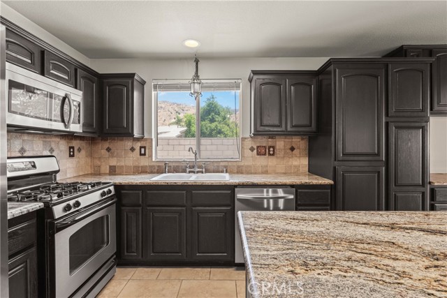 7803 Calle Carrisa Street, Highland CA: https://media.crmls.org/medias/da8ffd75-bf47-4034-94d2-0e2842d3f075.jpg