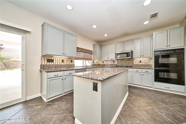 Detail Gallery Image 16 of 54 For 13010 Banning, Victorville,  CA 92392 - 5 Beds | 3 Baths