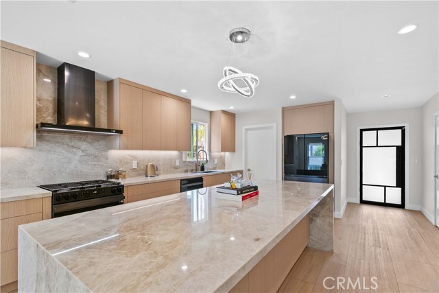 6832 Cantaloupe Avenue, Van Nuys CA: https://media.crmls.org/medias/da957f15-d0d1-463a-b85d-b4beb594af49.jpg