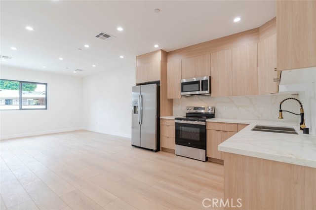 Detail Gallery Image 10 of 21 For 6215 Sylvia Ave, Tarzana,  CA 91335 - 3 Beds | 2 Baths