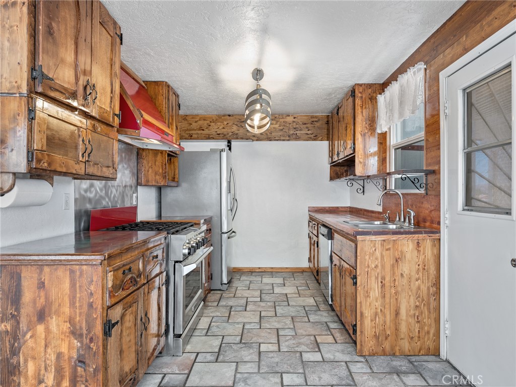 https://media.crmls.org/medias/da96213a-34ba-48b8-add2-1128fe15be13.jpg?preset=X-Large